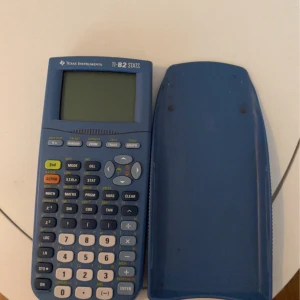 TI-82 Stats - Denna bok är en manual till Texas Instruments TI-82 Stats, en populär grafritande miniräknare för matematik och statistik. Perfekt för dig som pluggar matte eller naturvetenskap och vill ha koll på alla funktioner och tips för att maxa dina studier.