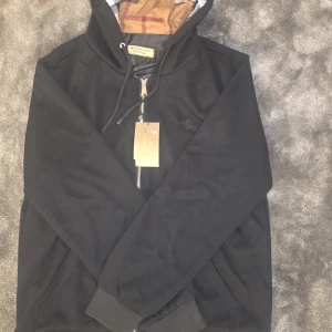2st Burberry hoodiejackaor - Snygg hoodiejacka från Burberry helt nya bara testade. Finns i både svart och grått. Båda jackorna är i storleken L men passar M, de säljs tillsammans så du får de för ett bra pris, 1250kr för båda 2 fast pris prutat och klart!! Säljes pga stora för mig 