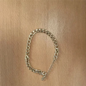 Chunky guldarmband med kedja - Snyggt chunky armband i guld med bred kedja och justerbar längd. 