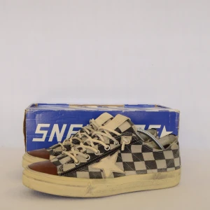Golden Goose Sneakers - GOLDEN GOOSE V2STAR SNEAKERS  Storlek : 41  Passform : Normal  Användning : Skorna är i fint skick utan defekter (sliten design)  Nypris : Cirka 5000 SEK