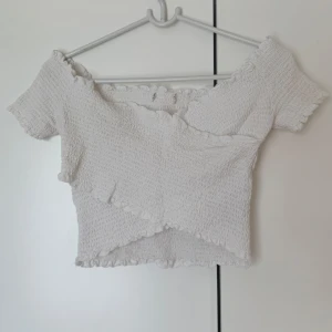 Vit offshoulder topp - Superfin vit off-shoulder topp. Kan användas åt åt båda håll beroende på om man vill ha omlott framtill eller på ryggen. 