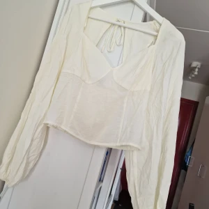Gina vit luftig blus - Topp från Gina. Storlek XL men passar L. Upptvättad och aldrig använd.
