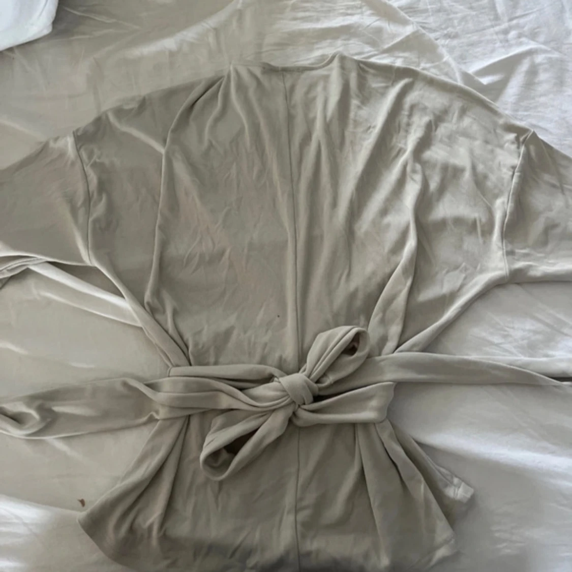 Beige/grå t shirt  med knytband i midjan - 4