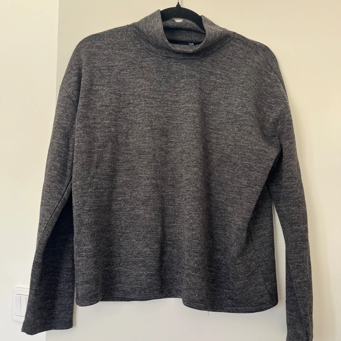 Mörkgrå polotröja i mjukt material