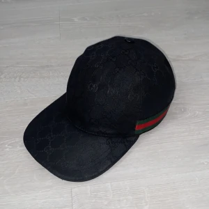 Gucci keps  - Svart gucci keps som är ny färgad 