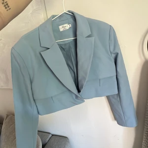 Kostymset från nakd x Hanna schönberg - Säljer detta kostymset från Hanna Schönbergs kollektion med nakd för några år sedan. Det nån lite skavank men i helhet riktigt fint! Strl S båda delarna