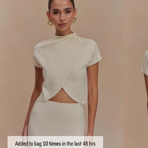 Meshki top - Helt ny! Beställde flera storlekar, men inser att det inte är värt att skicka tillbaka den jag inte ville ha med tanke på returkostnaden. Kostade ca 500kr som ny plus frakt🥰Jättemjukt och skönt tyg!