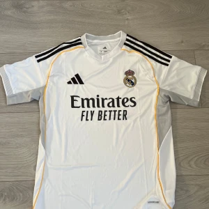 Real Madrid 25-26 hemmatröja - Real Madrid hemmatröja. Storlek S 