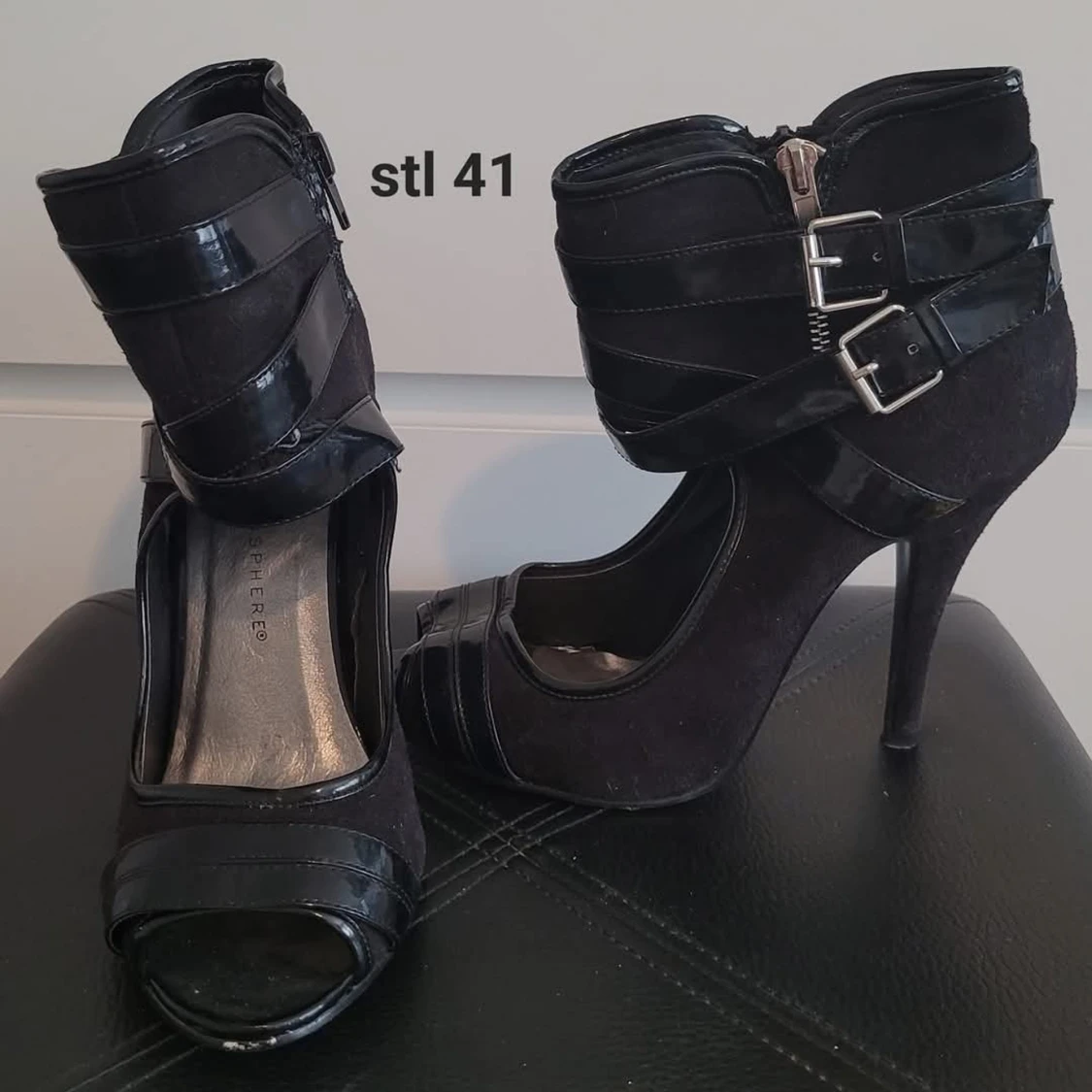 Svarta höga pumps med spännen