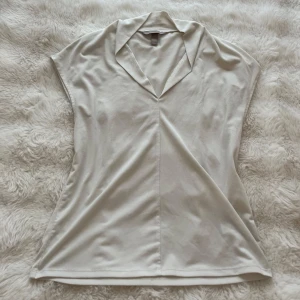 Supersöta blusar - Säljer 2 likadana blusar i svart och vit, båda i XS. 150kr för båda💕