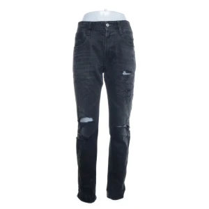 Svarta Replay jeans med slitningar - Svarta jeans från Replay Broken Edge med snygga slitningar och hål på knäna. Modellen har klassisk femficksdesign, raka ben och normal passform. Jeansen är tillverkade i bomull och har en cool, mörk tvätt som passar till allt.