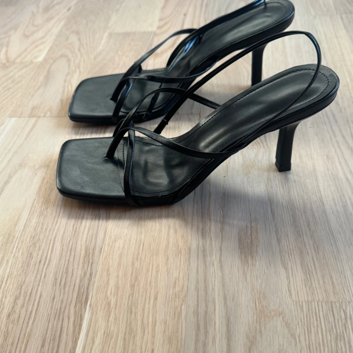 Svarta sandaler med smala remmar och klack