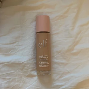 e.l.f. Halo Glow Liquid Filter Fair/Light - Säljer elf halo glow i färgen shade 2 fair light. Använt 2 gånger sen köpt. Bra skick. Som oanvänd. 💕