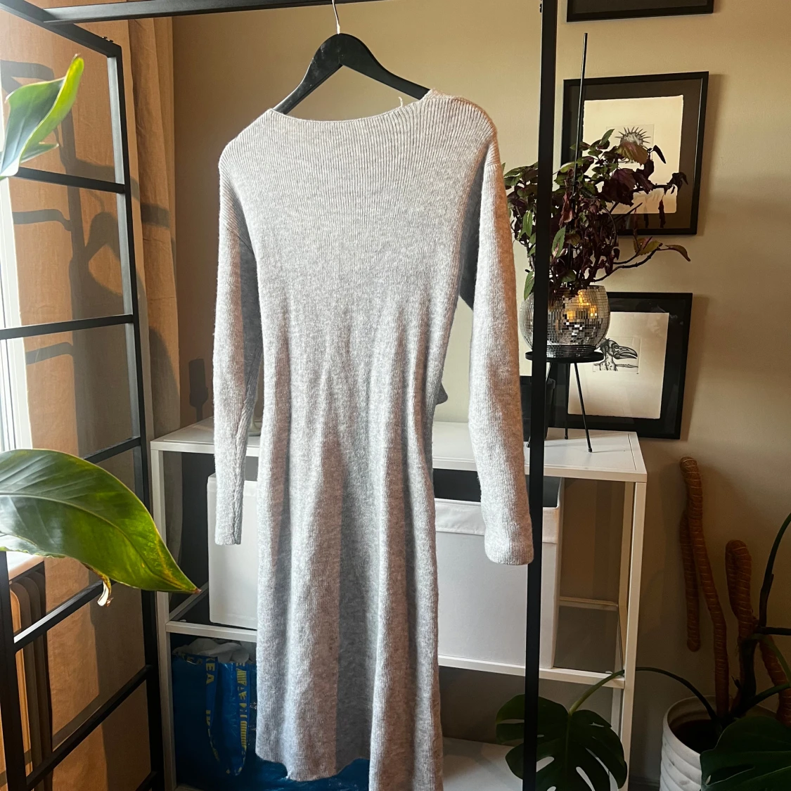 Grå omlottklänning i stickat material - 1