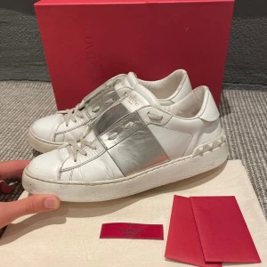 Valentino open skor - Hej! Säljer nu dessa grymt snygga Valentino open skor i grymt skick. Allt på bilderna medföljer. Hör av dig vid frågor