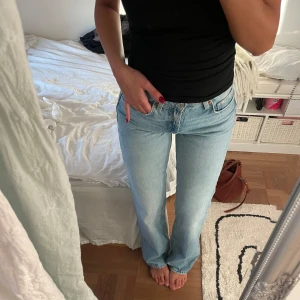 Ljusblå Zara jeans  - Medelhöga blå jeans 