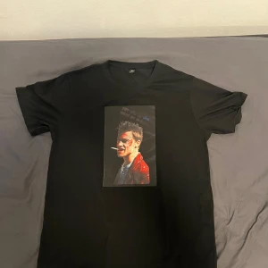 Svart t-shirt med tryck - Svart t-shirt med coolt tryck (Tyler durden)Klassisk rund hals och korta ärmar. Perfekt för dig som gillar streetstyle och vill sticka ut med en unik printad design.