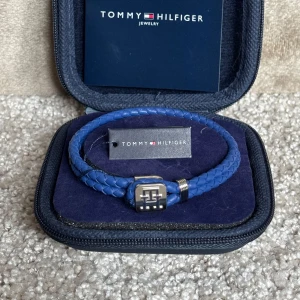Armband ifrån Tommy Hilfiger  - Helt nytt armband från Tommy Hilfiger | riktigt schysst sommar armband. Nypris: 879kr . Mitt pris: 349kr PRUTBART‼️ allt som syns på bilderna fås med, armbandet är nytt med prislapp.