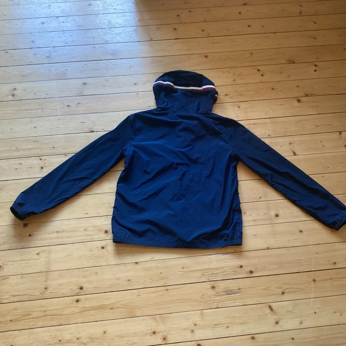 Blå vindjacka från Moncler med huva - 2