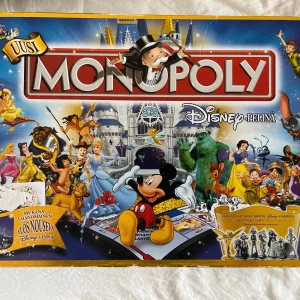 Monopoly Disney Edition - Komplett monopol spel i Disney tema med Disney slottet i mitten av spelet i mycket bra skick. Pris kan diskuteras vid seriöst intresse.