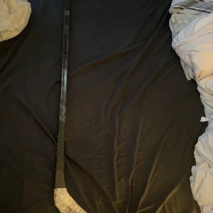 Hockey-klubba PRO - Hej jag säljer nu min hockeyklubba. Den är i flex 80 så det gäller att vara stark och man är nybörjare eller så. Den är skön och så. Skriv för mer frågor.