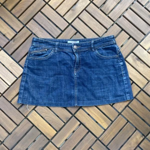 Marinblå jeanskjol - Säljer denna super snygga jeanskjolen som tyvärr var för stor för mig, därför finns det inga bilder på:( kjolen är i ett tunnare jeansmaterial, alla mått finns på bilderna!💗den är även lite stretchig så den passar en större S!💗