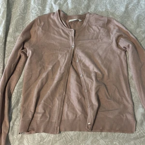 rosa kofta - superfin och mysig rosa kofta från kappahl! köpt secondhand för ett tag sedan men inte kommit till användning🩷