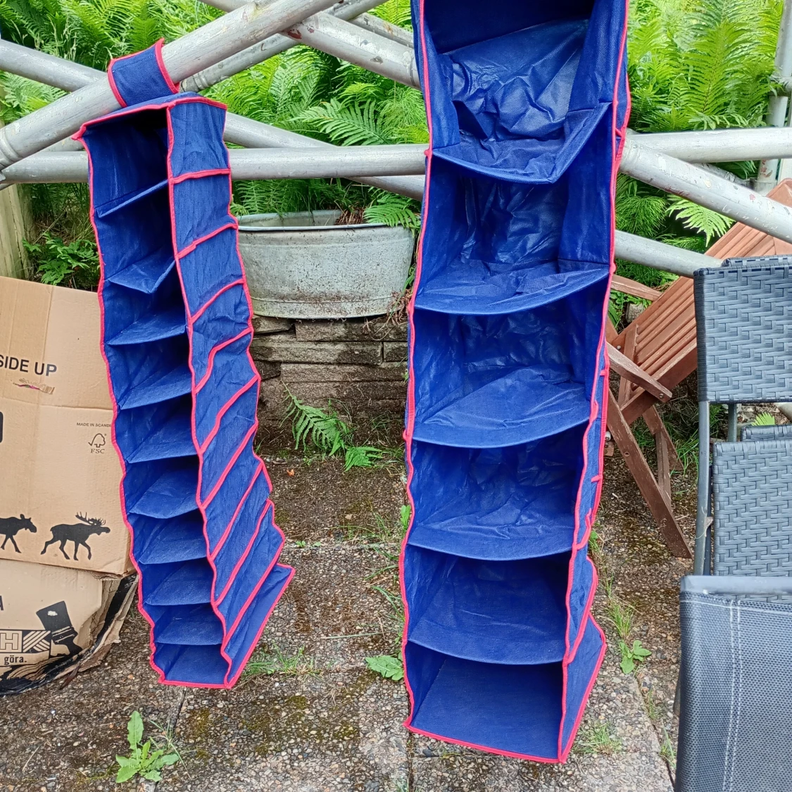 Blå hängande förvaring med röda kanter - 1