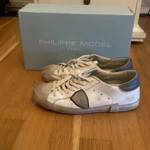 Philippe Model vita sneakers med blå detalj - Storlek 39 Phillipe model använda ca 10 gånger med box