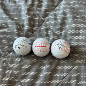 Golf bollar aldrig använd callway supersoft  - Callway golfbollar supersoft aldrig använt helt nya med blå färg och röd så man ser dom bättre om man vill ha fler kan man skriva det så kan man få det. Pris kan diskuteras 
