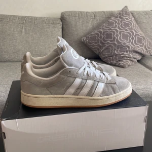 Adidas campus 00 Grå - Säljer mina gråa Adidas campus då dem har blivit försmå för mig använda ca 3 veckor så i stort sätt helt nya perfekt sko för sommaren!!!