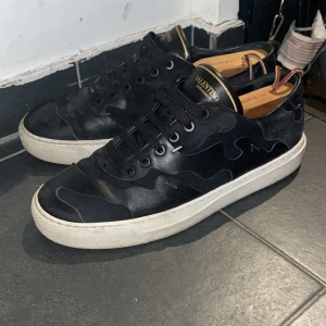 Valentino sneakers - Säljer mina as schyssta valentino camouflage sneakers, riktigt ovanliga och inte sett många ute till salu. Kommer utan org box eller något men skon i säg är riktigt schysst, mindre flaws kan ses på bilderna men inget man tänker på när dem bärs, strl 41 men passar 41,5. Retail ca 600 euro! BVSA!