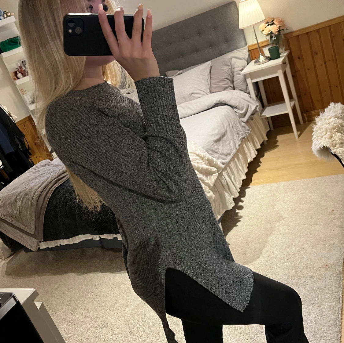 Grå ribbstickad lång tröja med slits