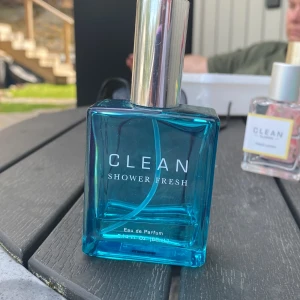 CLEAN Shower Fresh Eau de Parfum - Fräsch parfym från CLEAN i doften Shower Fresh. Perfekt för dig som gillar lätta och rena dofter. Rymmer 60 ml Eau de Parfum. Det är mindre än hälften kvar. Orginal pris 739kr🥰 Pris går att diskutera!