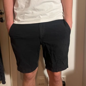 Svarta shorts - Säljer ett par svarta shorts i bra skick. De har en normal passform och är perfekta för sommaren. Shortsen har fickor både fram och bak, vilket är superpraktiskt. Perfekta för en avslappnad stil!