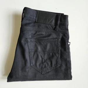 Svarta Tiger of Sweden Jeans - Tja, säljer dessa feta Tiger of Sweden jeans i storlek 29/30 för endast 199kr. Riktigt fint skick utan några fläckar eller liknande. Säljer även i bulk så man kan köpa 3 stycken jeans som ni ser på bild 4 för 499kr. Kom dm om du har några frågor.🙌