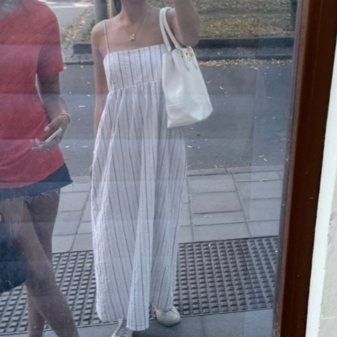 Vit långrandig sommarklänning