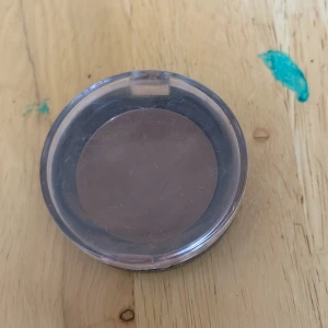 Revolution Beauty contourpuder brun - Contourpuder från Revolution Beauty i en varm brun nyans. Kommer i en rund plastförpackning med genomskinligt lock. Perfekt för att skapa markerade kindben och ge ansiktet mer dimension. Innehåller 2g puder.