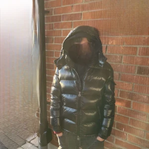 Monclear maya  - Jag säljer en snygg monclear maya köpt på nk i Göteborg har slarvat bort kvittot där av de låga priset   Kan skicka fler bilder 