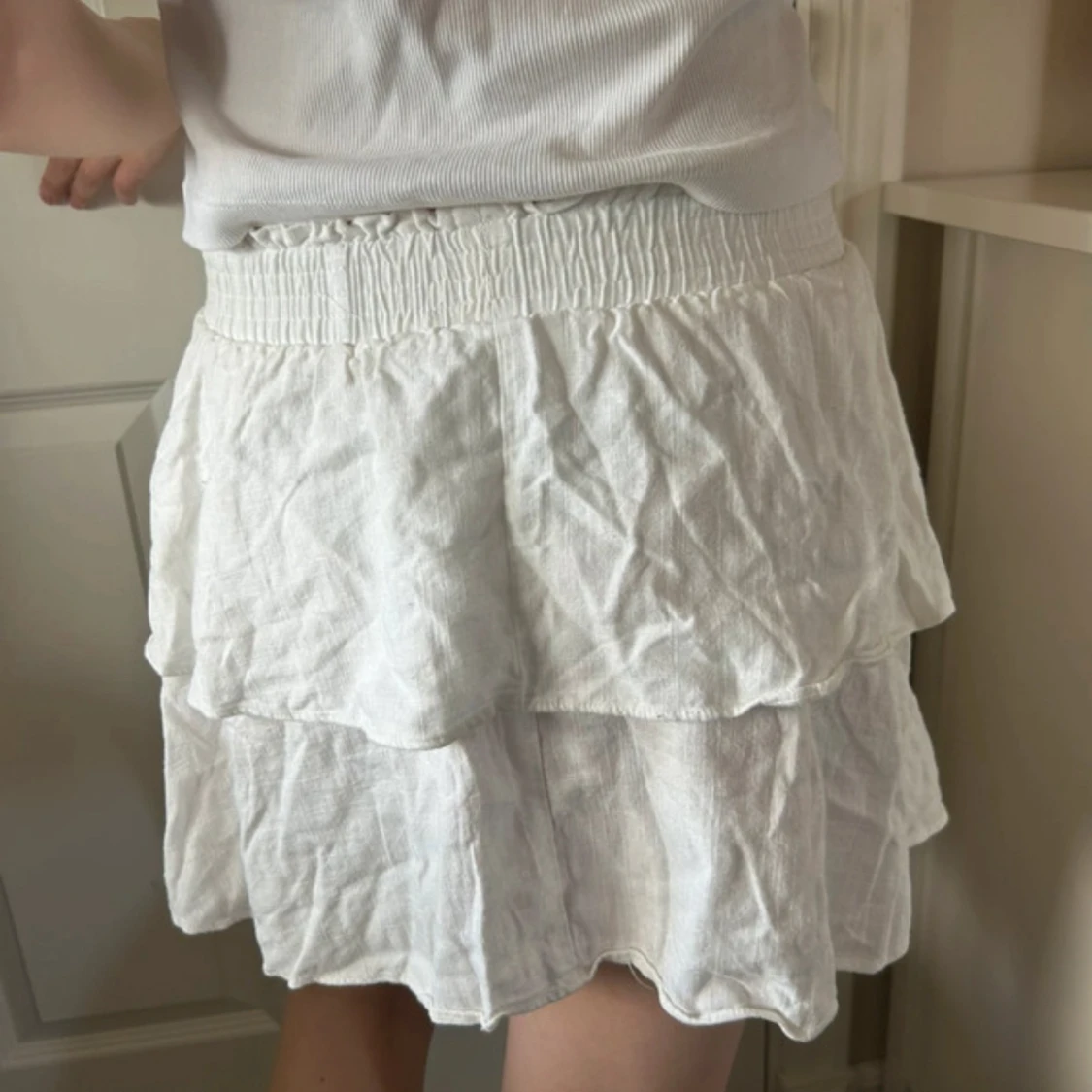 Vit volangkjol med resårmidja - 2