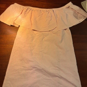 Rosa offshoulder kortklänning med volang - Från Cooperative. Gulling kort klänning i storlek XS