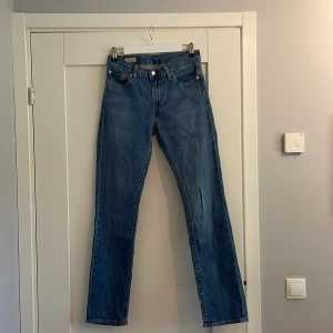 Levi's 511 blå jeans W29 L32 - Säljer ett par klassiska Levi's 511 jeans i blå denim. W 29, L 32. De är i bra skick och säljer de till ett väldigt bra pris!!!😄