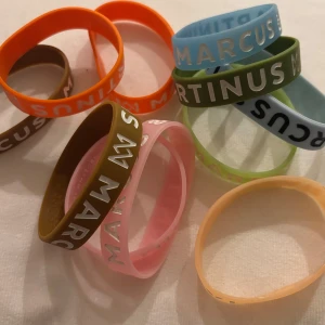 Marcus & Martinus färgglada armband - Säljer Marcus och Martinus armband i 4 pack, fall pack och neon pack för sig💕 500kr per 4 pack!