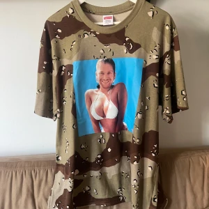 Supreme X Aphex Twin ”Windowlicker” T-Shirt - Nyskick, uppsydd då Supremes T-Shirts har väldigt lång passform.