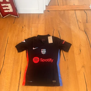 Svart FC Barcelona Nike fotbollströja - FC Barcelona matchtröja från Nike. PLAYER EDITION, helt ny aldirg använd, perfekt nu för sommaren. Självklart äkta. Eventuella frågor svaras på DM.