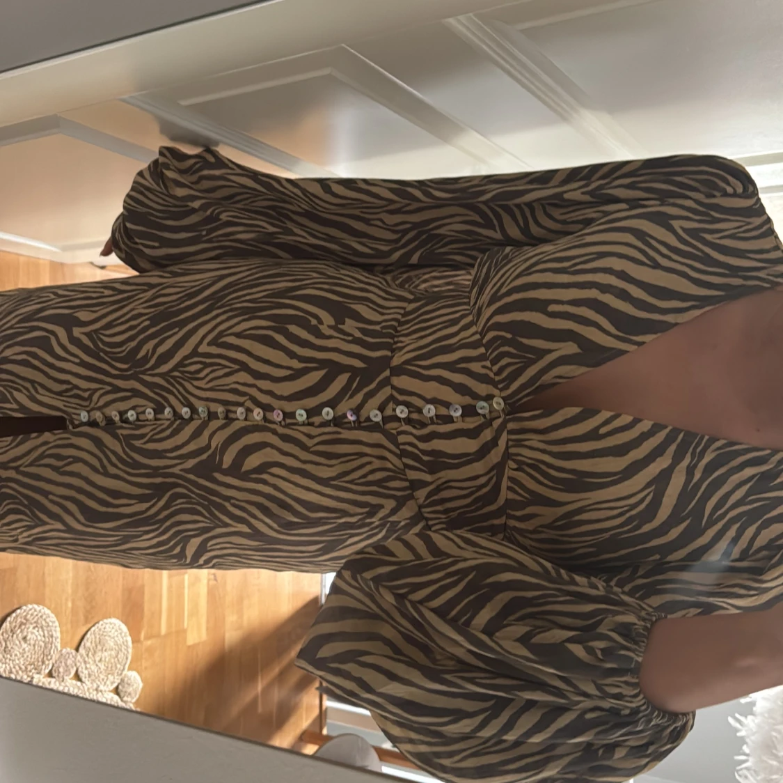 Zebramönstrad långklänning med knappar - 1