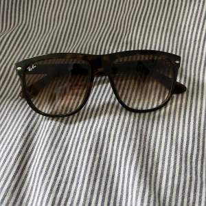 Ray-Ban Boyfriend solglasögon  - Säljer ett par sköna RB4147 brillor! | Mycket fint skick endast lite damm som syns på bilderna! | Utan fodral. | Ställ gärna frågor innan du köper!