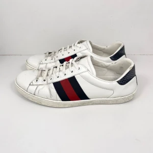 Gucci Ace Sneaker - Gucci sneakers i klassiska modellen Ace. Passar till allt och alla tillfällen. Skick: 7/10. Retail: 9,500 SEK.