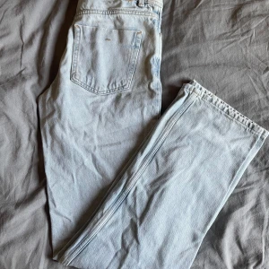 ”Raka” jeans - Ett par superfina jeans från zara, var slutsålda sist jag kollade. Skriv för fler bilder🌸