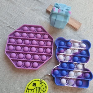 Fidget toy set! - 2 pop its, 1 vändbar baket/igelkott och en reflex. Båda pop its'arna och reflexen är i nyskick, paket/igelkotten är acceptabelt skickar (dock ramlade ena ögat av efter vi tog bilden så det är pålimmat😂) Om du vill köpa enstaka separat är det bara att höra av sig så kommer vi på ett billigt pris! Kontakta vid frågor!💕